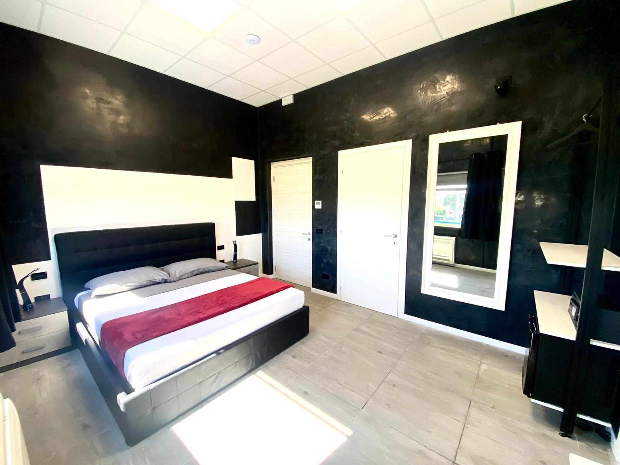 Hotel Tech Brembate Exteriér fotografie